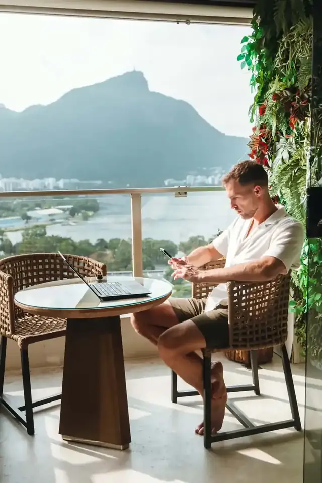 Dominic Gallant au travail à Rio de Janeiro
